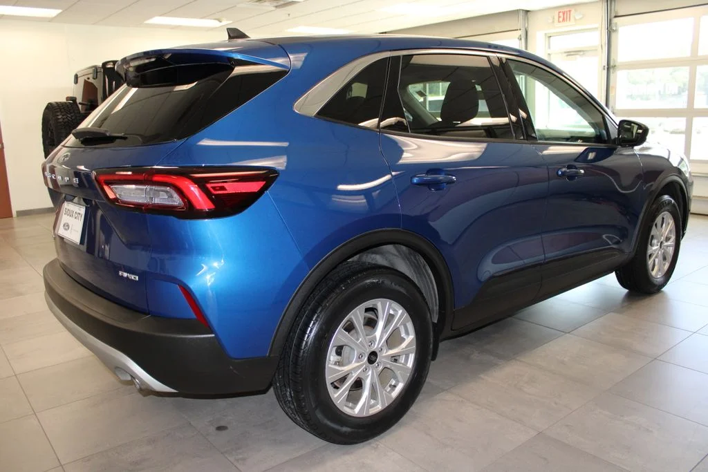 Certified Used 2023 Atlas Blue Metallic Ford Active image 4