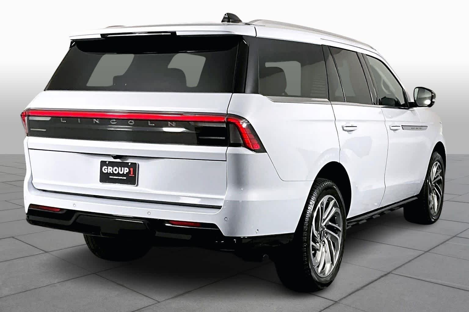 Used 2025 Crystal White Metallic Clearcoat Lincoln Reserve image 21