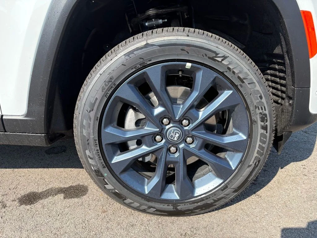 New 2026 Bright White Clear-Coat Exterior Paint Jeep  image 32