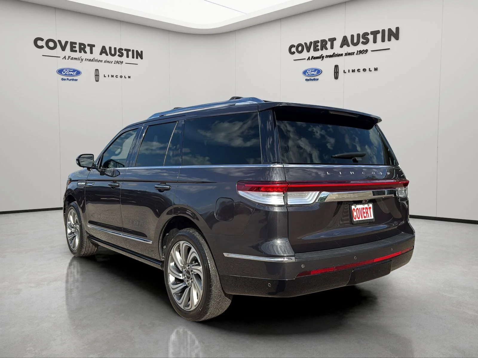 Used 2023 Gray Lincoln Reserve image 3