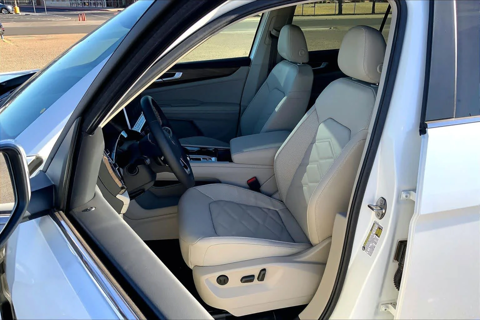 New 2026 Opal White Pearl Volkswagen 2.0T SE w/Technology image 9