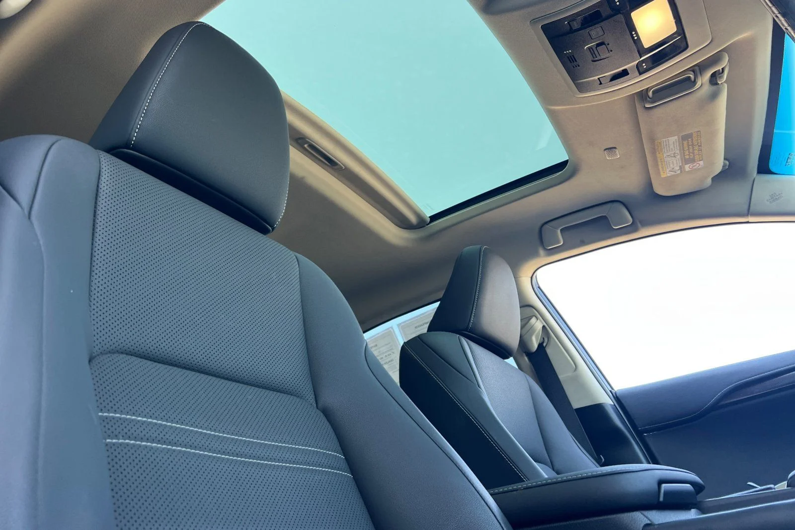 Used 2019 Silver Lexus 300h image 17