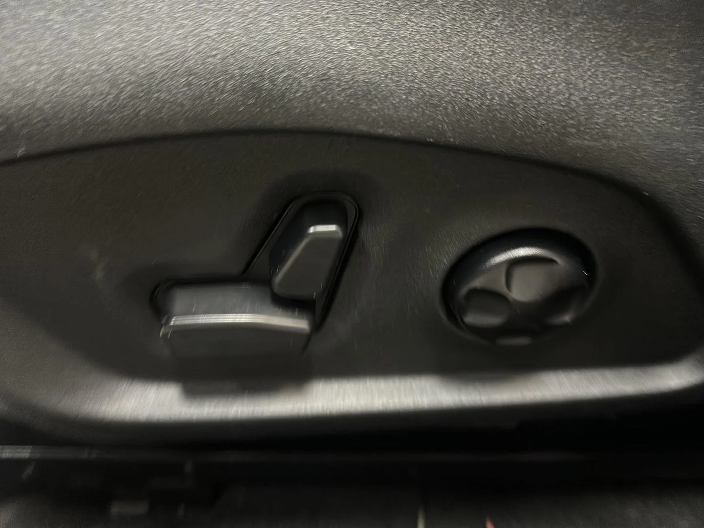 Used 2018 Laser Blue Pearlcoat Jeep Latitude image 16
