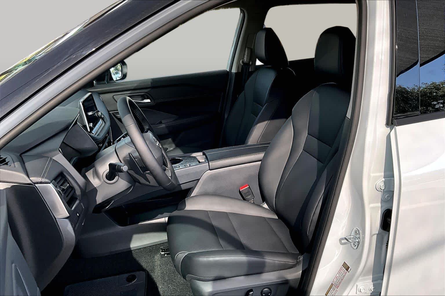 New 2026 Everest White Pearl Tricoat Nissan Dark Armor image 9