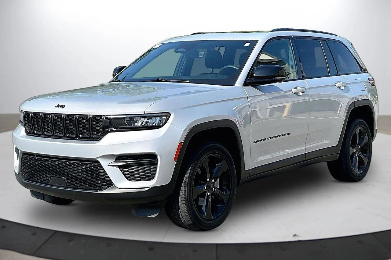 Certified Used 2023 Silver Jeep Altitude X image 4