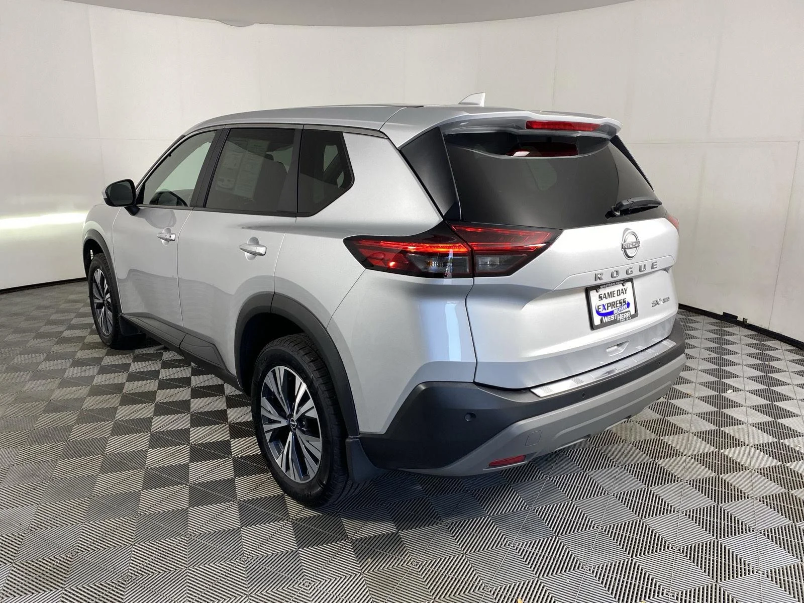 Used 2023 Brilliant Silver Metallic Nissan SV image 5