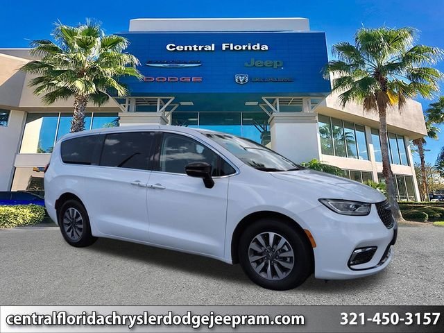 2024 Chrysler Pacifica Hybrid Select PHEV's photo