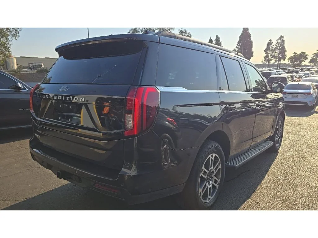 Used 2025 Dark Matter Gray Metallic Ford Active image 4
