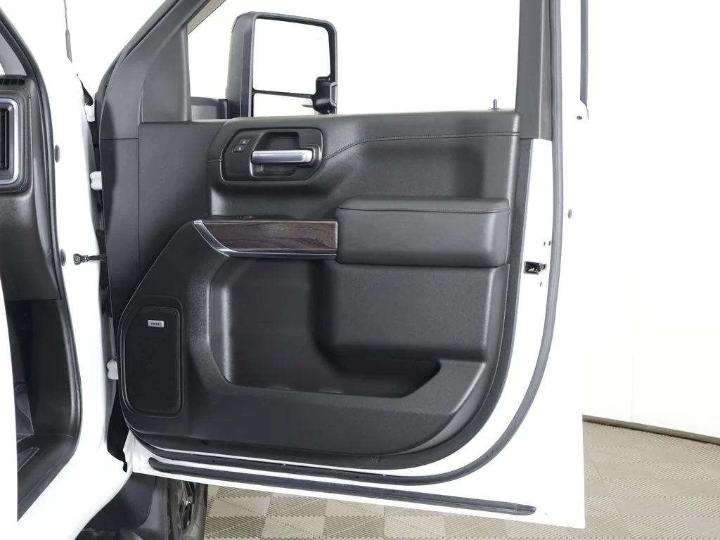 Used 2022 Summit White Chevrolet LTZ image 28