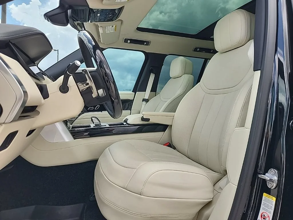Used 2025 Santorini Black Metallic Land Rover SE image 2