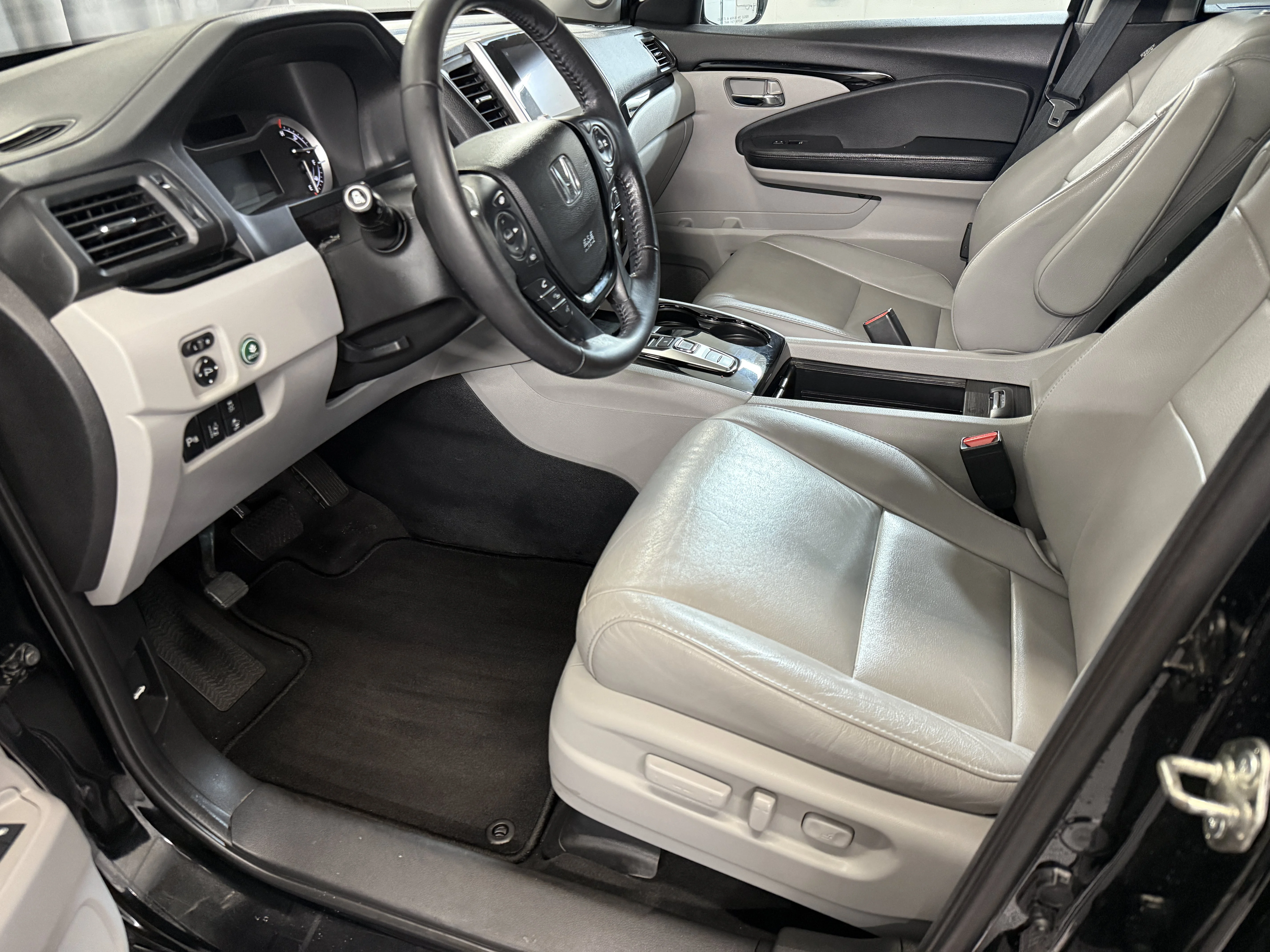 Certified Used 2018 Crystal Black Pearl Honda Touring image 14