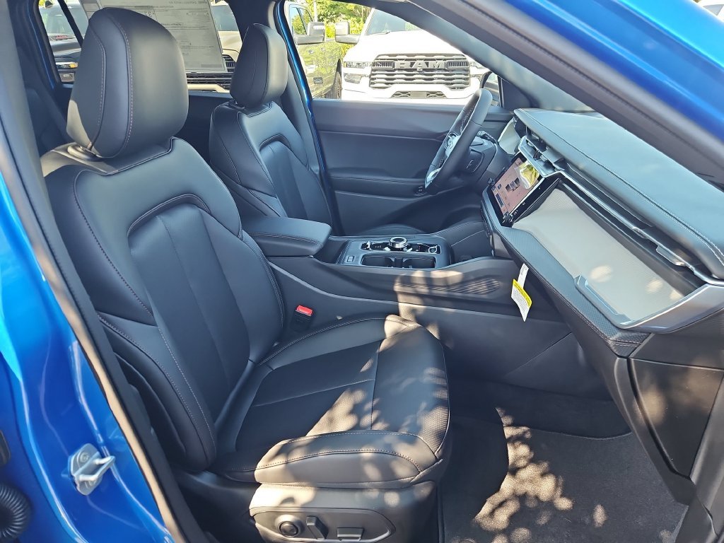 New 2026 Hydro Blue Pearl-Coat Exterior Paint Jeep Limited image 28