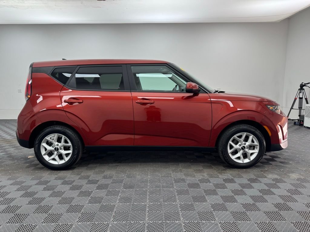 Used 2025 Mars Orange Kia LX image 5