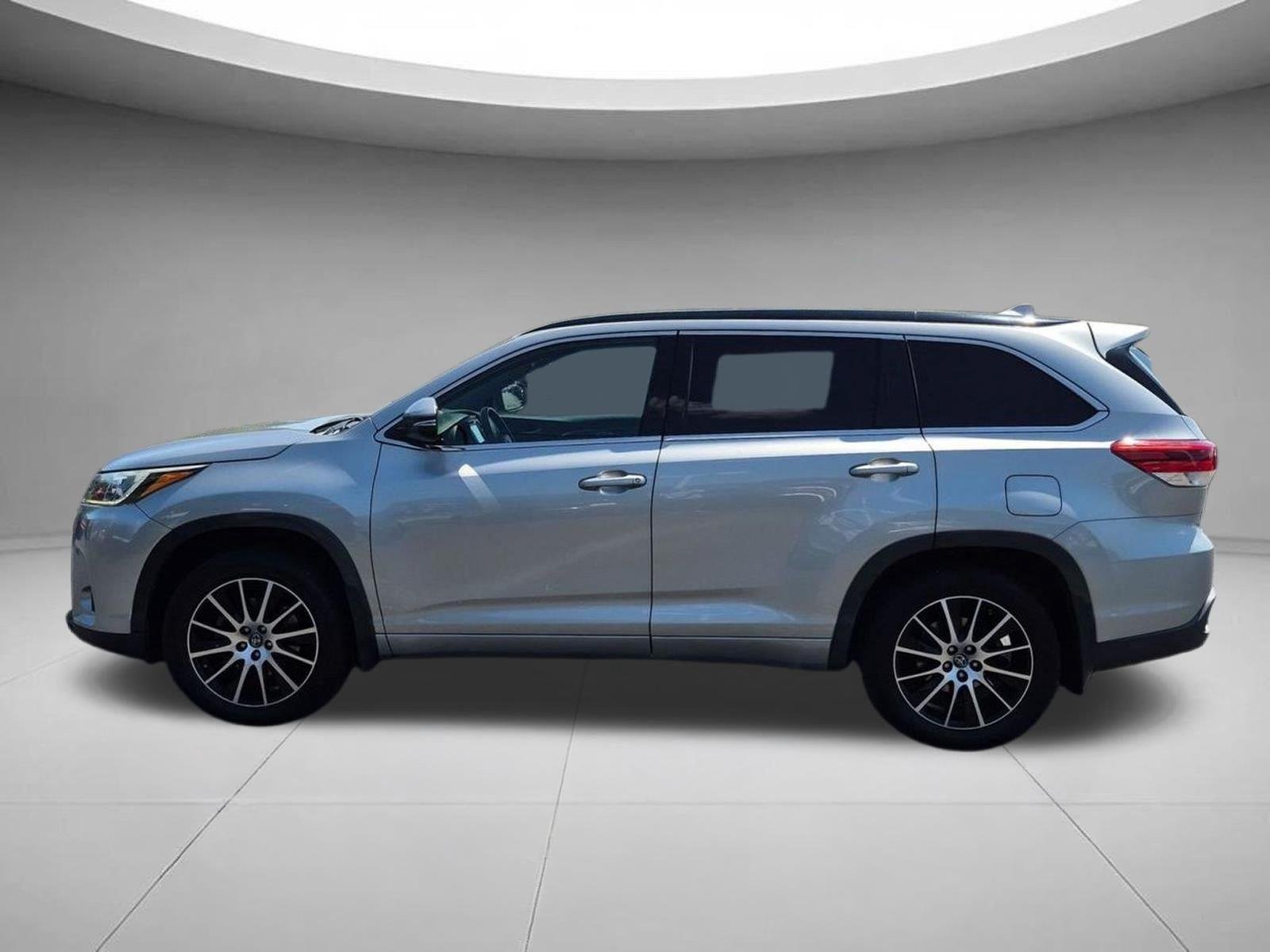 Used 2018 Toyota Highlander SE with VIN 5TDJZRFH2JS814113 for sale in North Wilkesboro, NC