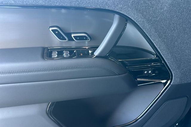 New 2026 Santorini Black Land Rover Dynamic SE image 10