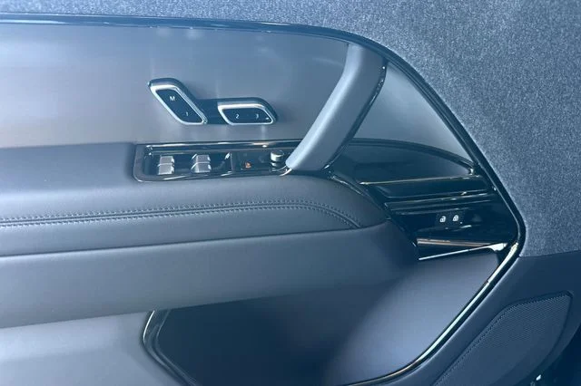New 2026 Santorini Black Land Rover Dynamic SE image 10