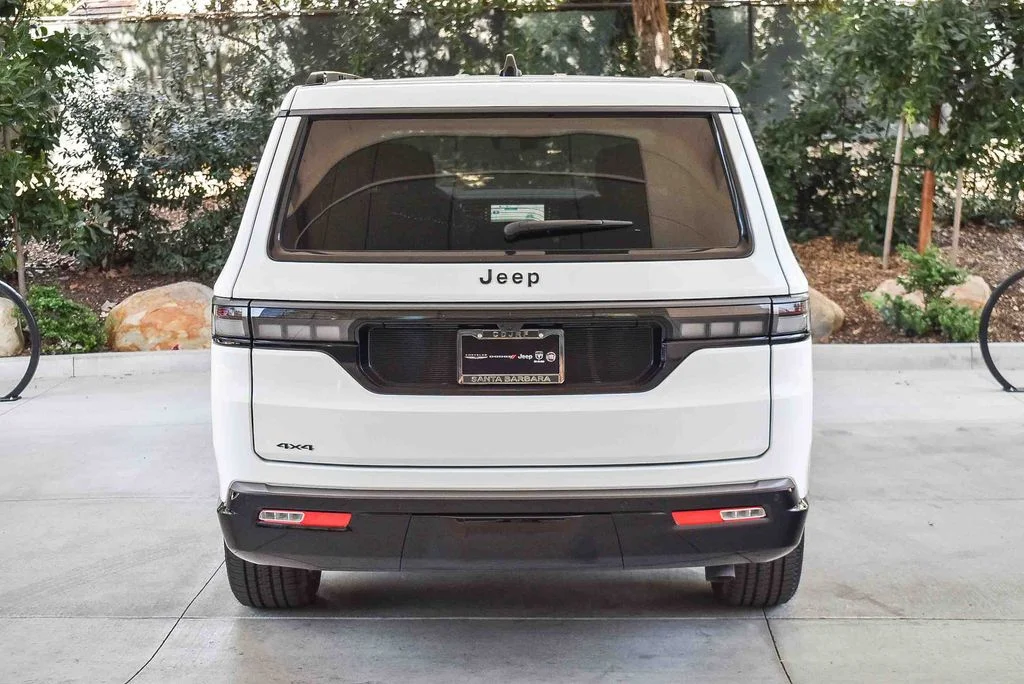 New 2026 Bright White Clear-Coat Exterior Paint Jeep ALTITUDE image 5