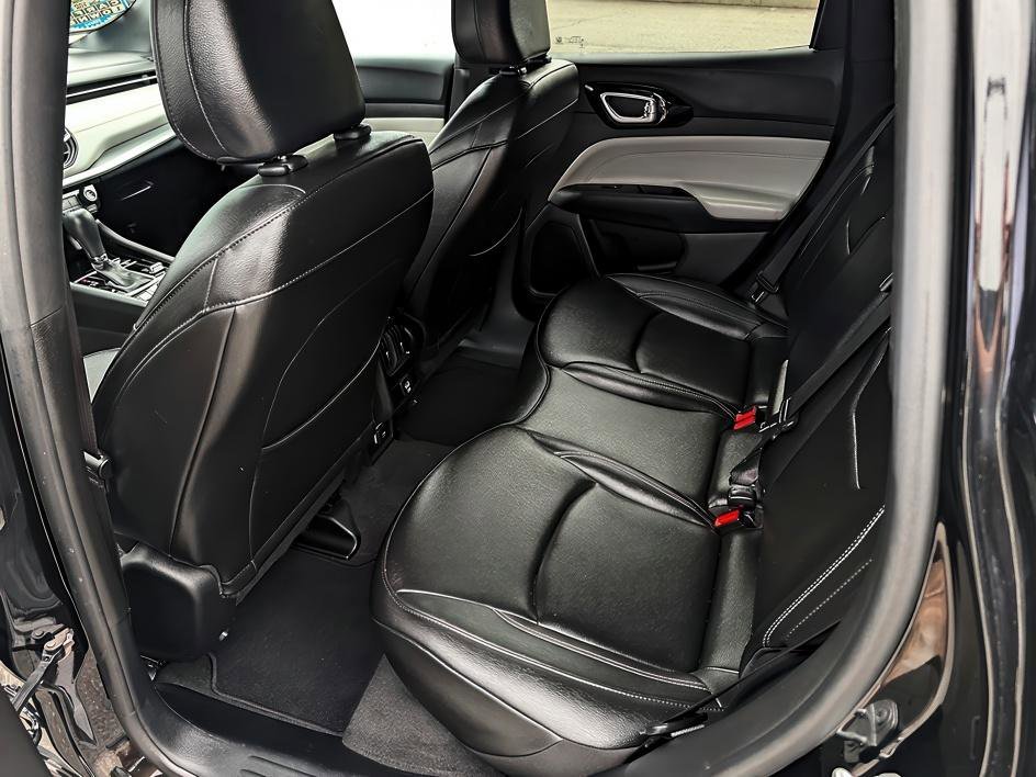 Used 2025 Diamond Black Crystal Pearlcoat Jeep Limited image 9