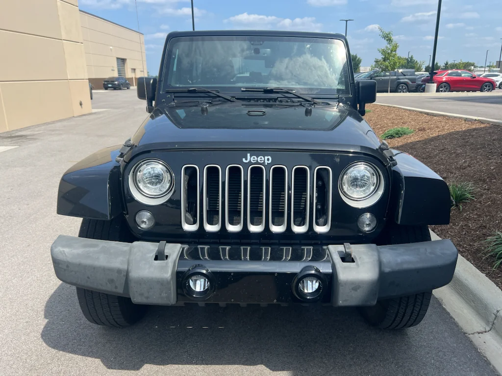 Used 2018 Black Clearcoat Jeep Sahara image 2