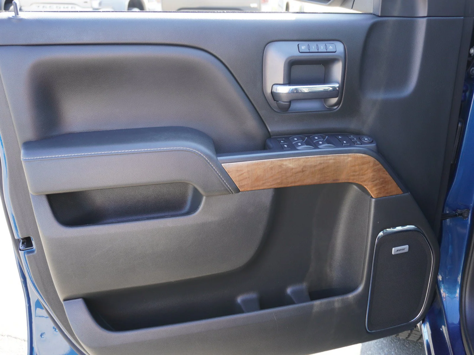 Used 2018 Deep Ocean Blue Metallic Chevrolet LTZ image 18