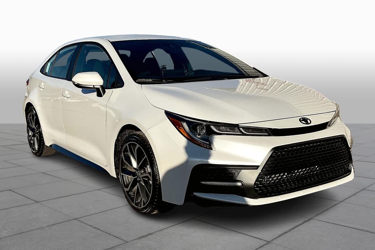 Used 2022 Wind Chill Pearl Toyota SE image 3