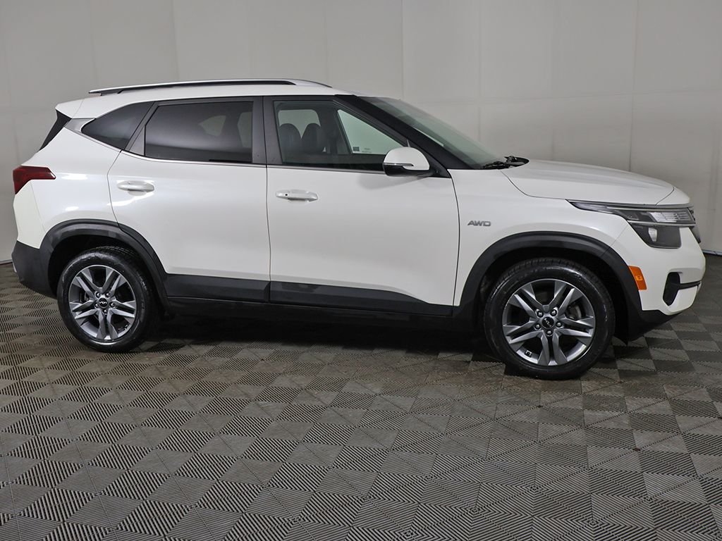 Used 2022 White Kia S image 17
