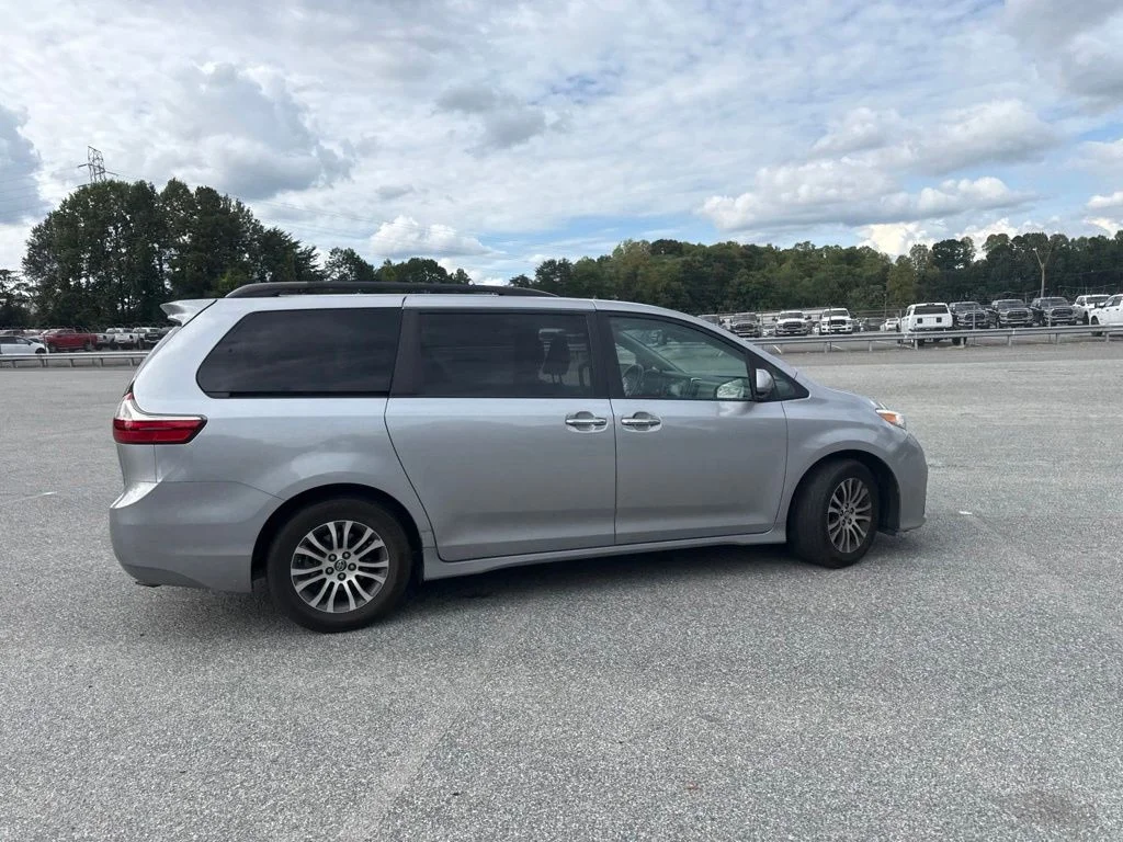 Used 2018 Silver Toyota XLE Premium image 13