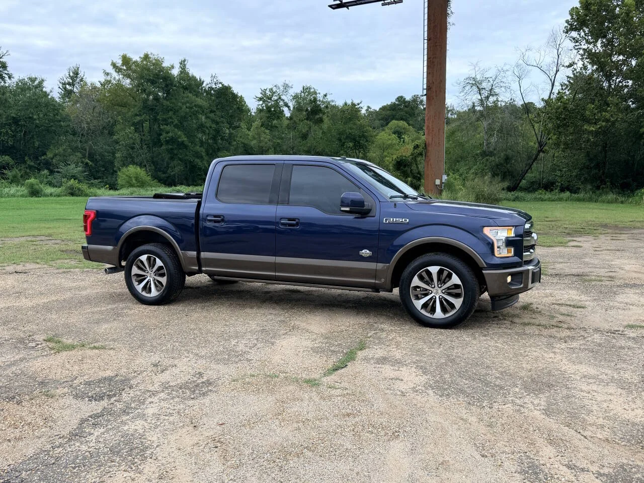 Used 2017 Blue Ford King Ranch 4x2 4dr SuperCrew 5.5 ft. SB image 7