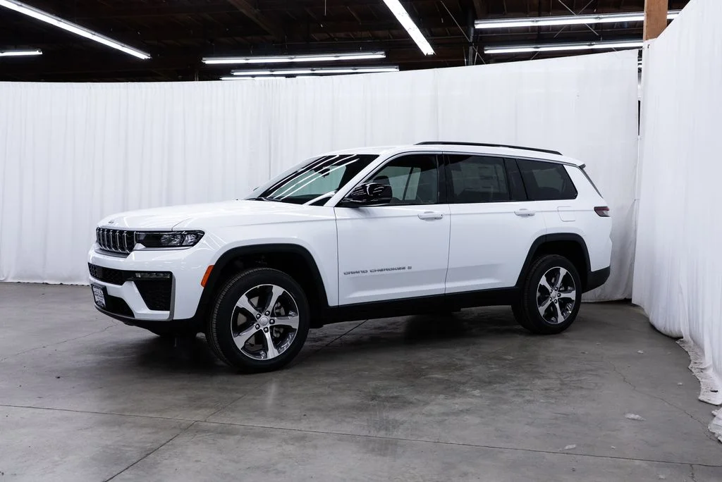 New 2026 Bright White Clear-Coat Exterior Paint Jeep Limited image 3