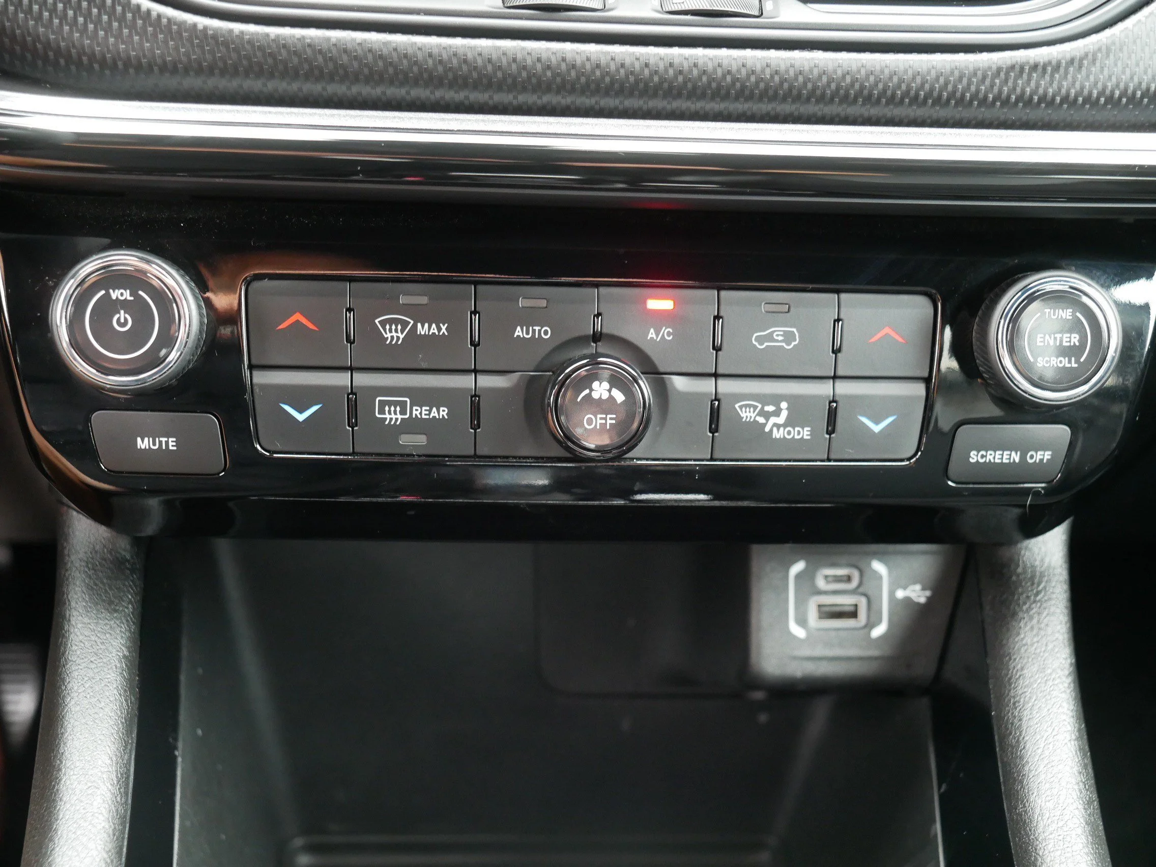 Used 2025 Silver Zynith Metallic Clearcoat Jeep Latitude image 23