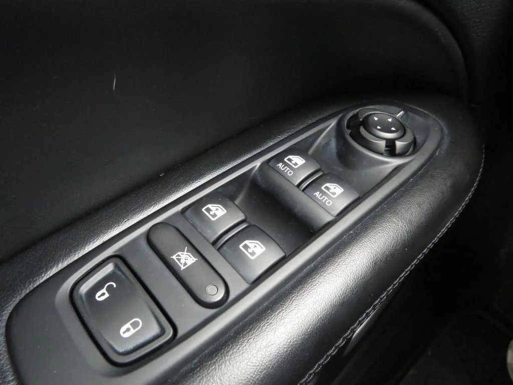 Used 2019 Granite Crystal Metallic Clear Jeep Altitude image 29