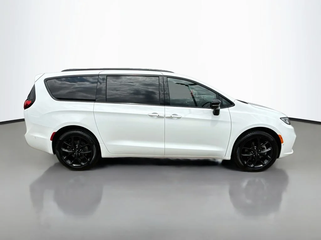 Used 2025 Bright White Clearcoat Chrysler Limited image 9