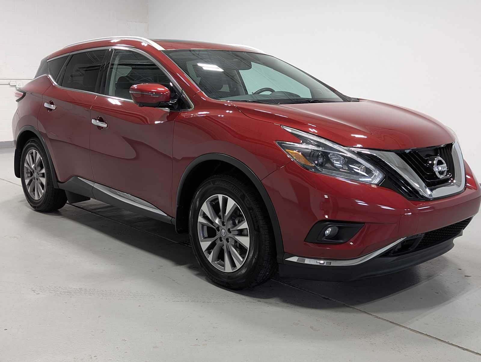 Used 2018 CAYENNE RED Nissan SL image 6