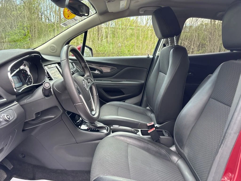 Used 2022 Red Buick Preferred image 9