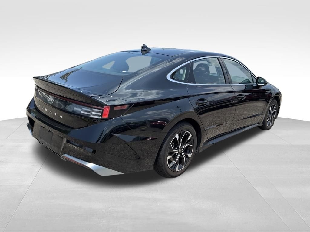 Used 2024 Black Hyundai SEL image 5