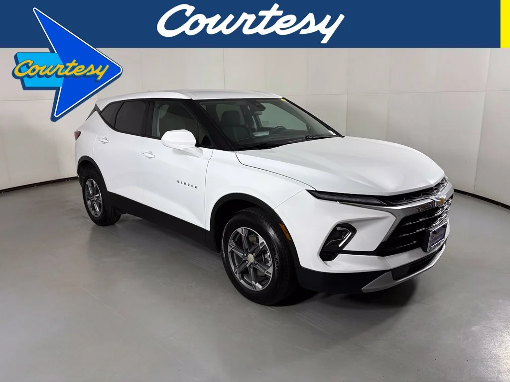 Used 2025 Summit White Chevrolet LT image 1