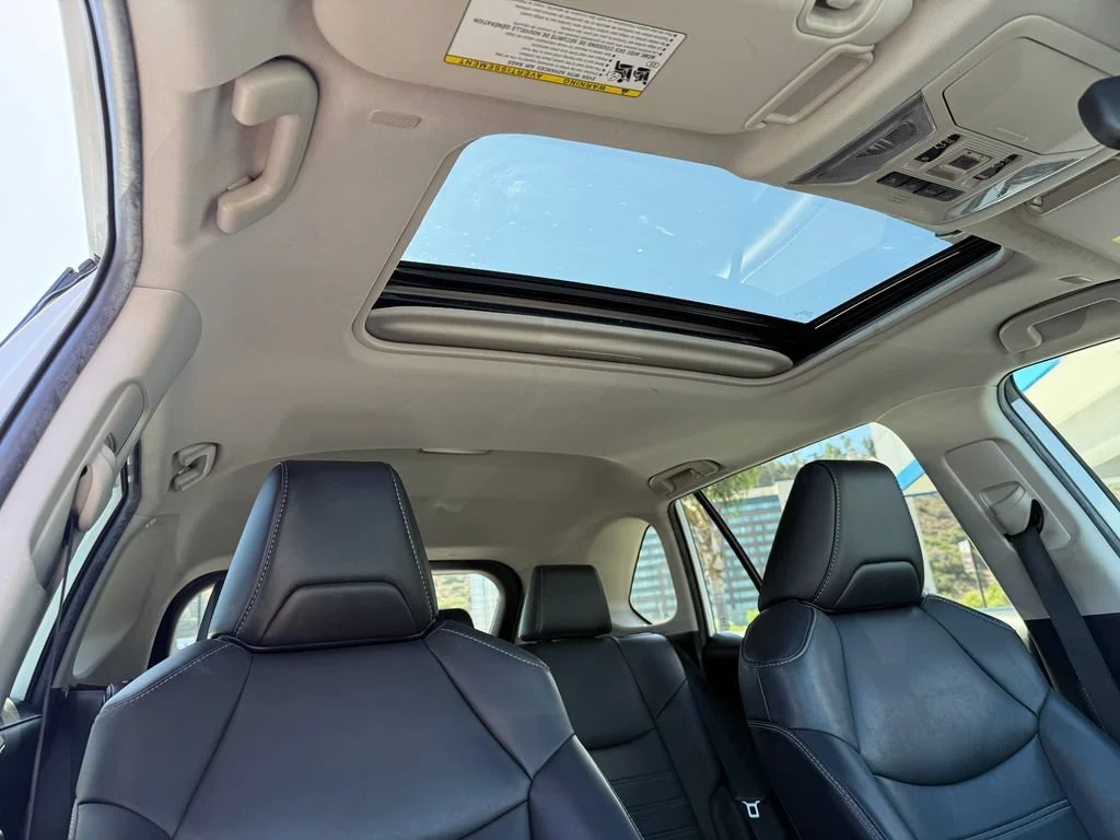 Used 2023  Toyota XLE Premium image 17