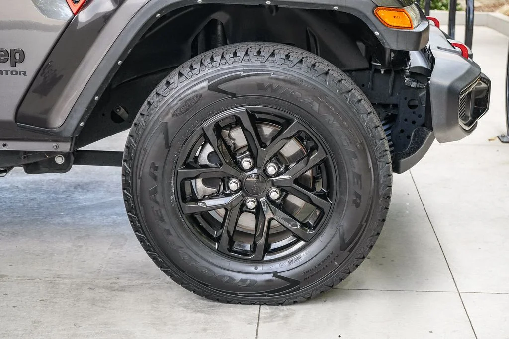 Used 2022 Gray Jeep Altitude image 10