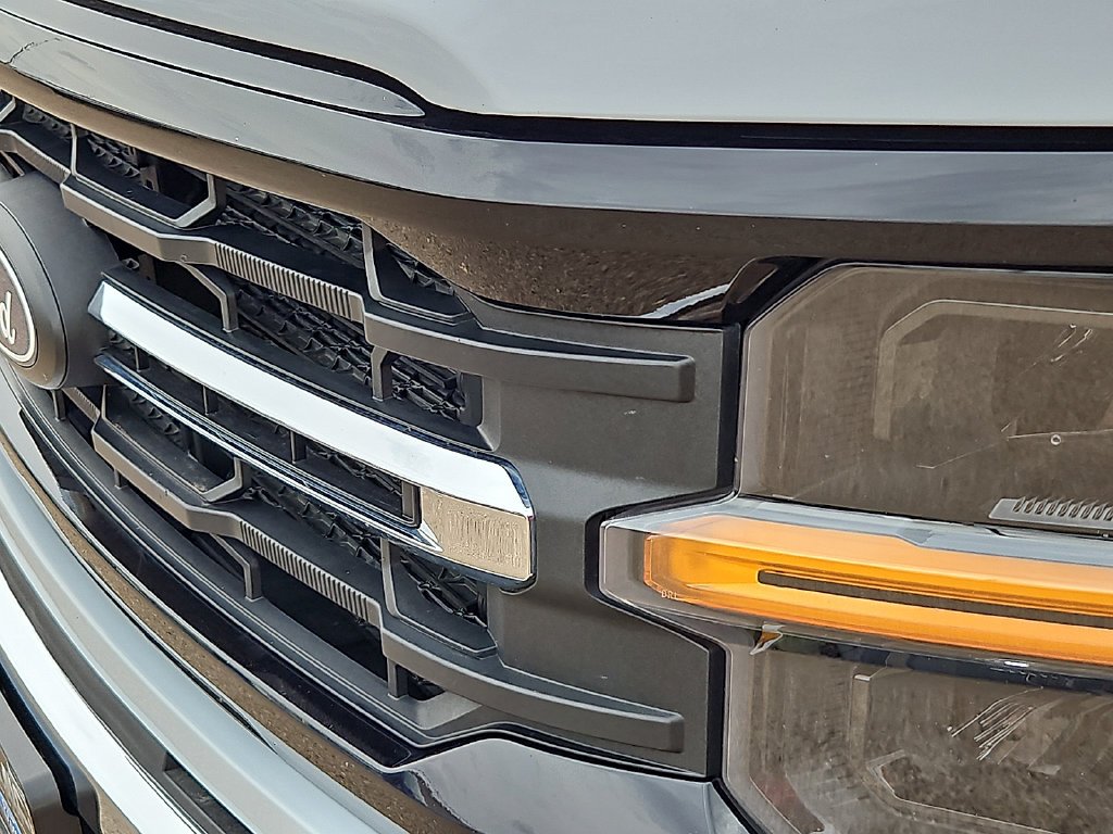 Used 2025 White Metallic Ford XLT image 14