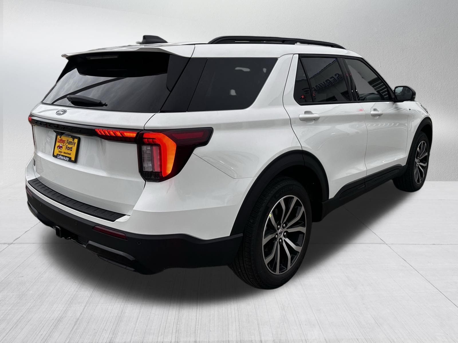 New 2027 Star White Metallic Tri-Coat Ford ST-Line image 4