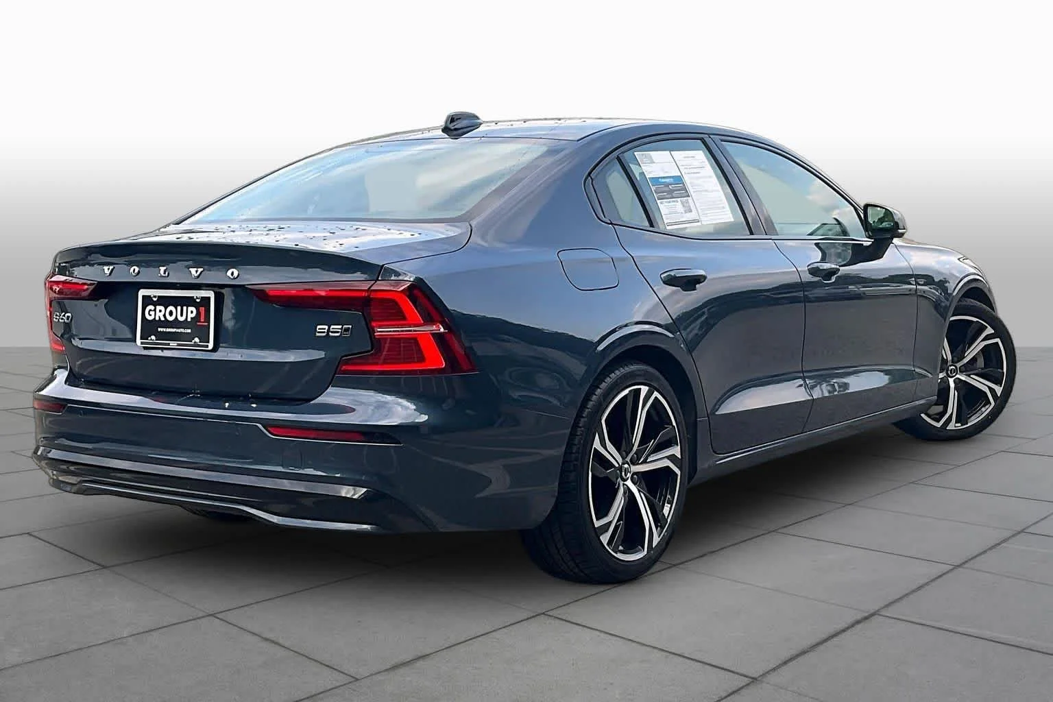 Used 2024  Volvo Core Dark Theme image 12
