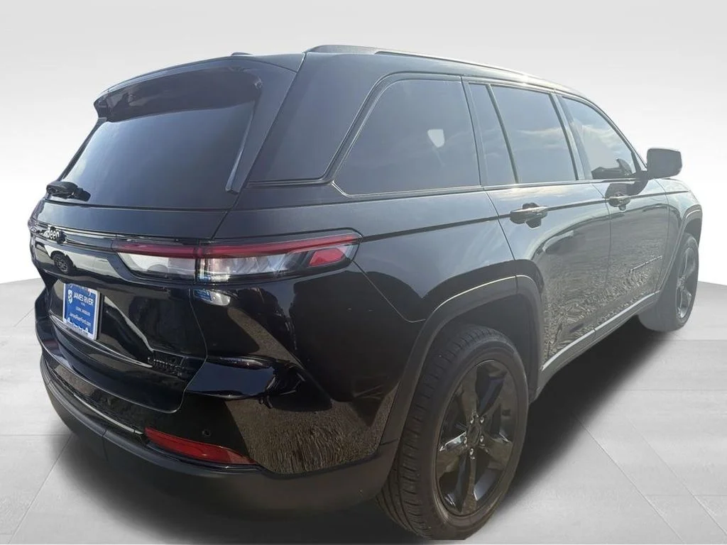 Used 2023 Diamond Black Jeep Limited image 22