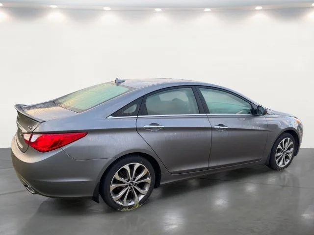 Used 2013 Gray Hyundai SE image 14