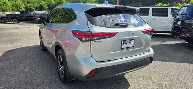 Used 2022 Silver Toyota XLE image 6