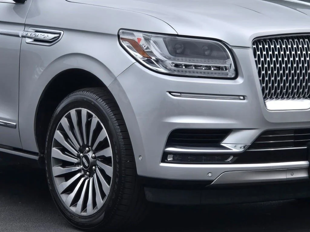 Used 2019 Silver Lincoln Reserve image 3