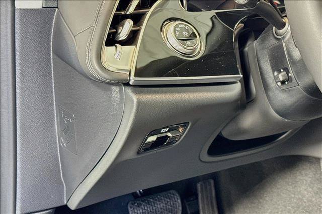New 2026 MANUFAKTUR Moonlight White Metallic Mercedes-Benz E 350 image 40