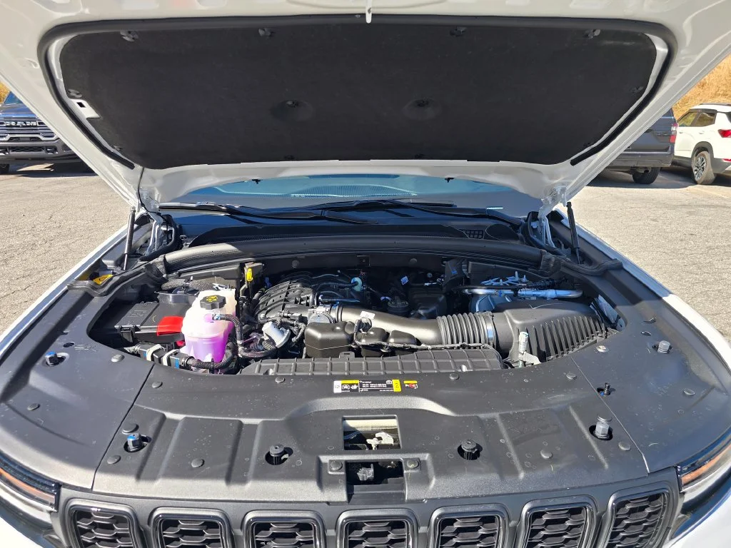 New 2027 White/off-white Jeep Laredo X image 22