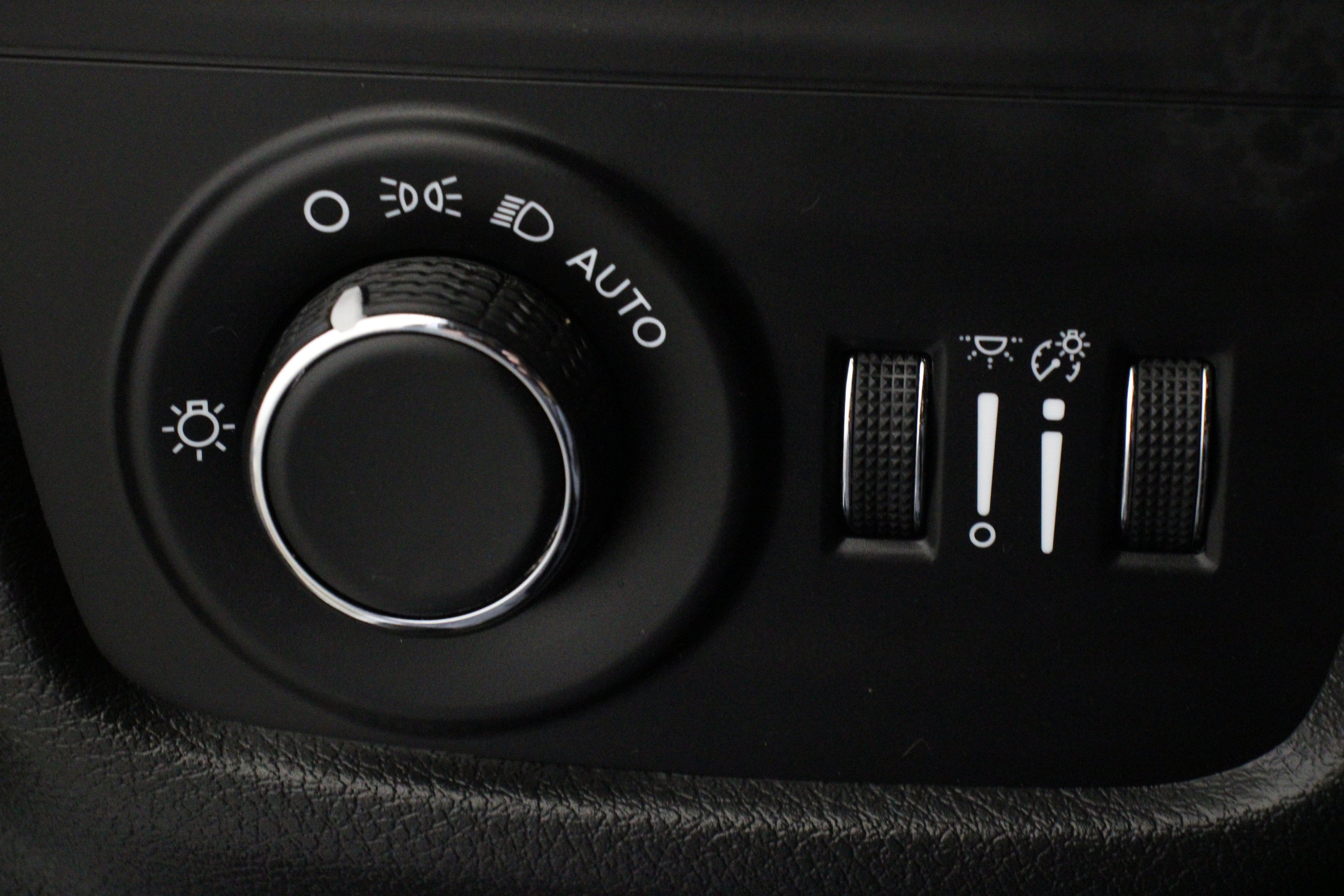 Used 2025 Silver Zynith Jeep Altitude image 11
