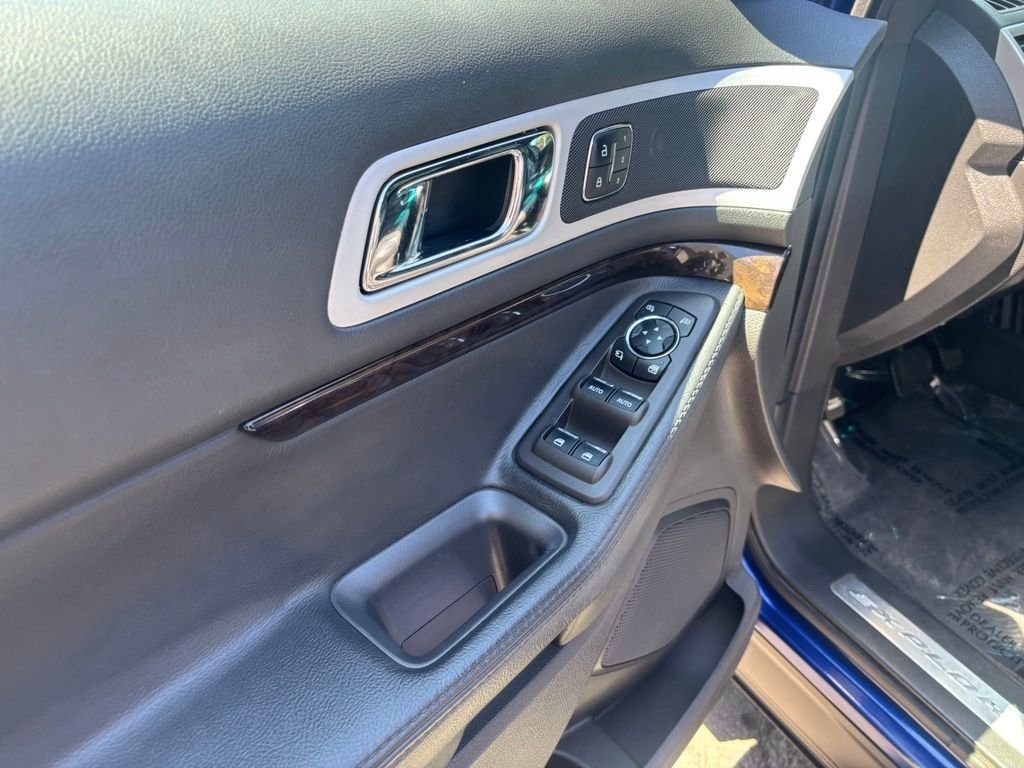 Used 2014 Blue Metallic Ford Limited image 23