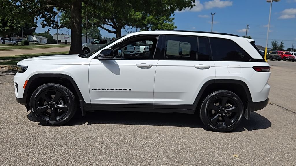 Used 2023 White Jeep Altitude X image 5